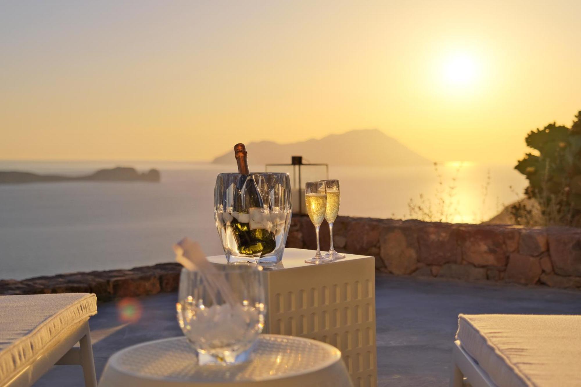 Odyssey Rock Milos Sunset * Plaka (Milos)